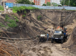 «Так и должен выглядеть?»: в краснодарском поселке Российском вырыли огромный котлован возле жилых домов