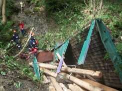 В Сочи чудом остался жив водитель КамАЗа, который рухнул в овраг