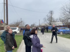 В Краснодарском крае население перекрыло дорогу к мусорному полигону