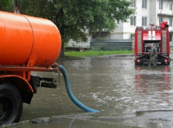 На 18 участках дорог Краснодара откачивают воду после ливня