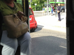 Пенсионерка выпала из маршрутки на полном ходу в Краснодаре