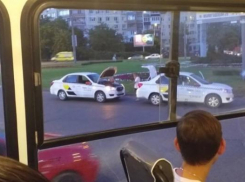 Два автомобиля «Яндекс.Такси» не поделили дорогу в Краснодаре 