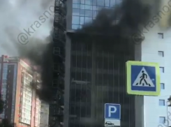 Два автомобиля сгорели на многоуровневой парковке в Краснодаре
