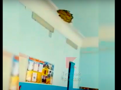 Старшеклассники сняли на видео момент обрушения потолка в школе на Кубани