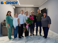 Депутаты Гордумы поздравили семью Шаромовых с Днем матери