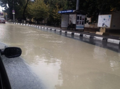 В Новороссийске из-за сильного ливня подтопило ж/д станцию