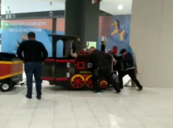  Игрушечный паровозик пробил стену в одном из ТЦ Краснодара 