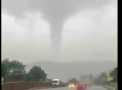 Мощный смерч сняли на видео во время стихии в Джубге