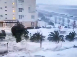 Страшные видео разрушений от урагана и шторма в Краснодарском крае