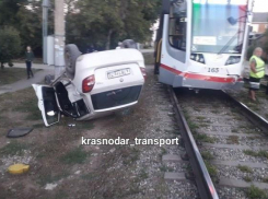 Новый трамвай протаранил легковушку в Краснодаре 