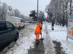 Более 600 человек в Краснодаре отчищают тротуары от снега и льда 