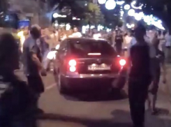 В Краснодаре водитель на автомобиле с красивым номером проехал по Красной, невзирая на толпу пешеходов
