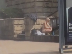 В центре Сочи голая девушка искупала себя струей из бутылки