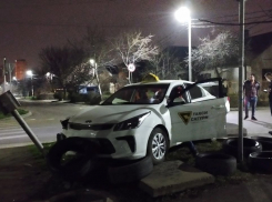 Водитель такси снес столб в Краснодаре 