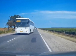 На Кубани автобус чудом избежал лобового столкновения