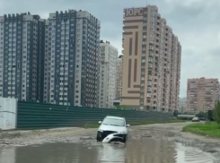 Сел в лужу: житель Краснодара нашел армированный блок в дорожной яме с водой