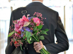 В Краснодаре на работе женщин поздравляют цветами и алкоголем