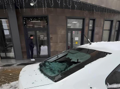 Ломают авто и пугают прохожих: опасность нависает с крыш домов Краснодара
