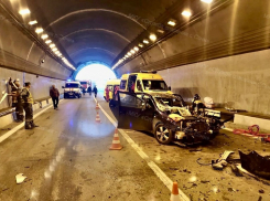 В жестком столкновении четырех машин в сочинском тоннеле пострадали шесть человек