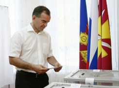 Губернатор Кубани приехал на участок для голосования вместе с семьей