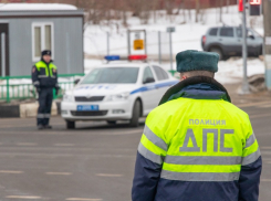 Напавшего на полицейского мужчину оттащили прохожие на Кубани