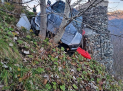 В горах Сочи кабриолет столкнул женщину в обрыв со смотровой площадки