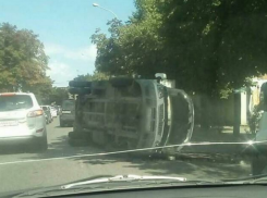  «ГАЗель» перевернулся в Краснодаре после столкновения с легковушкой 