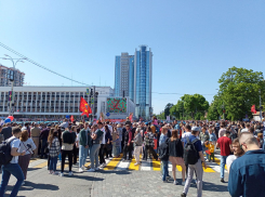 В Краснодаре возле рамок с металлоискателями образовались огромные очереди из желающих посмотреть военный парад