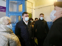 «Никого не предупредили заранее», - жильцы аварийного общежития на Старокубанской о приезде мэра Краснодара