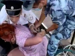 «Я сейчас тебя в воду выкину»: в Сочи полицейские скрутили двух туристок