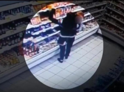 В Сочи молодая мама, прикрываясь ребенком, обокрала магазин