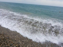 Катамаран с людьми унесло в море в Сочи