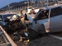Отечественный автомобиль столкнулся с иномаркой в Сочи: Есть жертвы