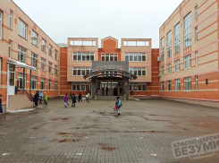 В Краснодаре 12-летняя девочка выпала со второго этажа школы №101