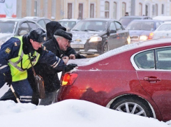 Сильнейший снегопад парализовал движение на Мамайском перевале в Сочи 