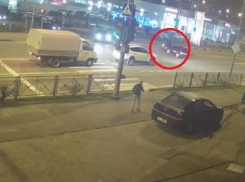 «Мотосезон открыт»: в Сочи на видео попало столкновение легковушки  и мотоцикла