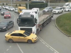 В Краснодаре грузовик протащил авто по дороге: видео