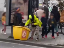 Дети в Краснодаре маркерами разрисовали улицу Красную