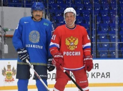 Дмитрий Медведев и Карим Масимов сыграли в хоккей в Сочи