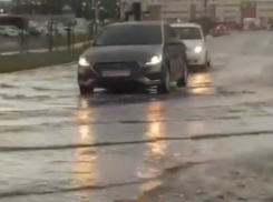 Долгожданный дождь в Краснодаре затопил одну из улиц