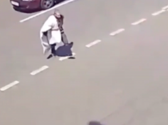  Краснодарец с одеялом устроил ДТП: видео