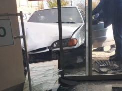  Машина в Армавире протаранила магазин 