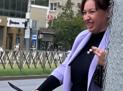 Соцсети: краснодарка с ножом угрожала прохожим на пешеходном переходе