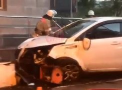 «Водитель уснул»: таксист врезался в отбойник в Сочи