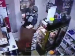 В Краснодаре грабитель жестоко избил продавщицу торгового ларька