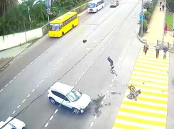 В Сочи на большой скорости мотоциклист врезался в легковушку 