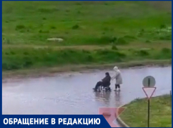 Мужчина на инвалидной коляске застрял в огромной луже Краснодара