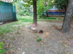 Тело мужчины рядом с жилым домом нашли в Краснодаре