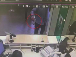 С пистолетом в руках неизвестный поздравил людей в банке Краснодара с Новым годом