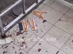 В Краснодаре неадекват сбросил вещи с 10 этажа и порезал ножом дверь